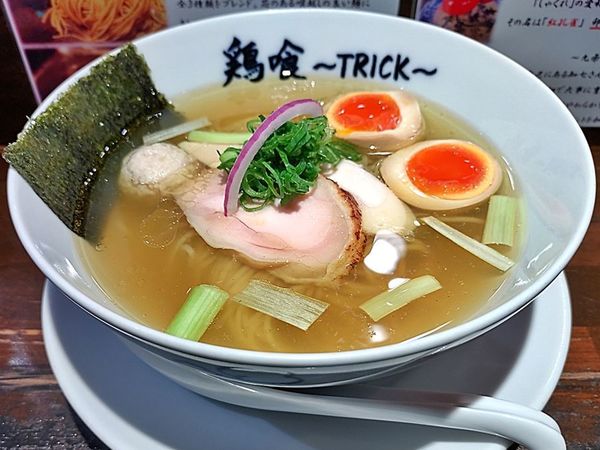 「味玉塩らー麺」@鶏喰～TRICK～の写真