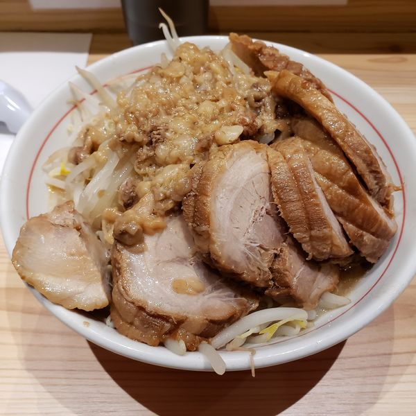 「ラーメン小＋豚盛＋野菜マシ＋あぶらマシ」@眞久中の写真