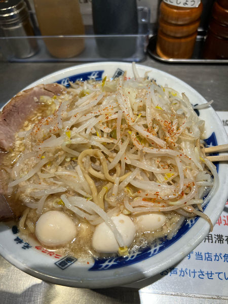 「ラーメン　ニンニクアブラヤサイちょっと多め　うずら」@らーめん大 蕨店の写真