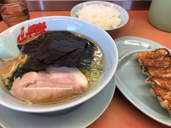 「正油ラーメン(脂多め、味濃いめ)+ライス+サービス餃子 870円」@ラーメン山岡家 さいたま宮前店の写真