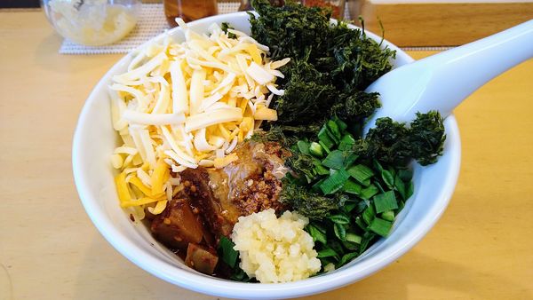 「【裏メニュー】担々台湾まぜそば(追い飯付)+チーズ・バラ海苔」@ラーメン屋 つるんの写真