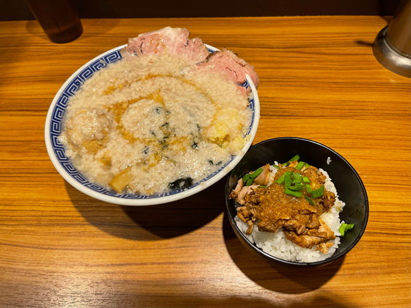 「特製つばめ鬼油ニンニク＋ミニ生姜焼肉丼」@びんびん豚の写真