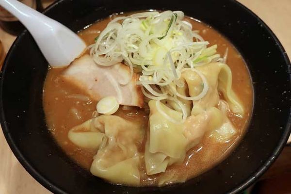 「味噌ワンタンメン　800円」@肉厚わんたん麺と手作り焼売 ら麺亭 浅草支店の写真
