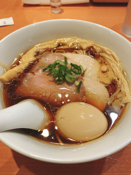 「醤油らぁめん」@らぁ麺 はやし田 池袋店の写真