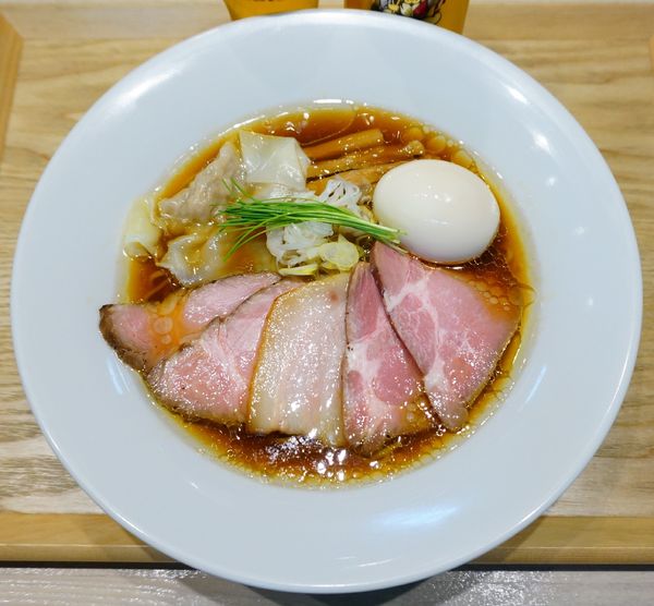 「特製中華蕎麦＜醤油＞（細麺）＋エビス小瓶」@宍道湖しじみ中華蕎麦 琥珀 東京本店の写真