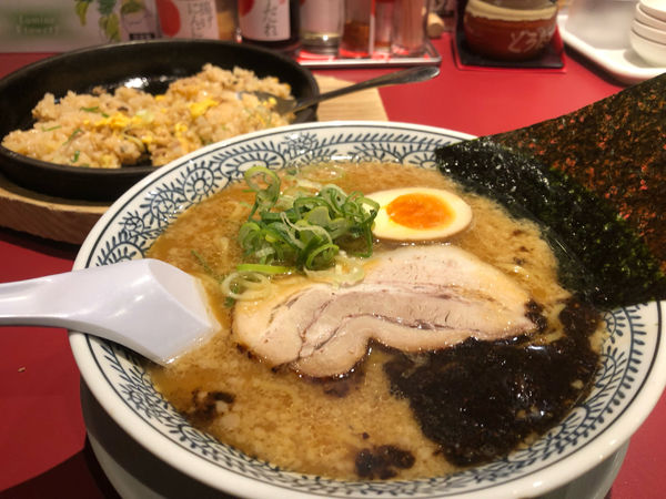 「黒　熟成醤油とんこつラーメン　チャーハンセット1023円」@丸源ラーメン 福岡志免店の写真