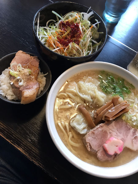 「ワンタン麺(醤油)＋辛ネギ＋気まぐれ丼」@秋田ラーメン はまの写真