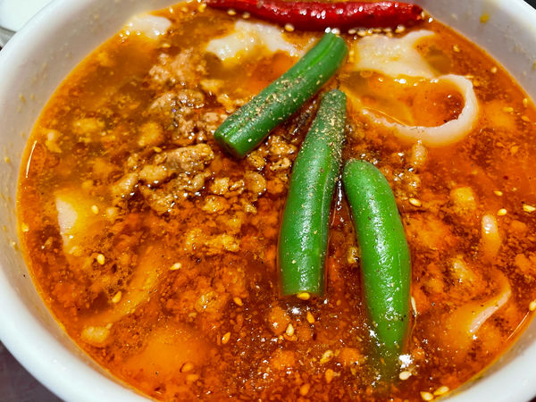 「麻辣刀削麺半チャーハン」@唐朝刀削麺 成田空港店の写真