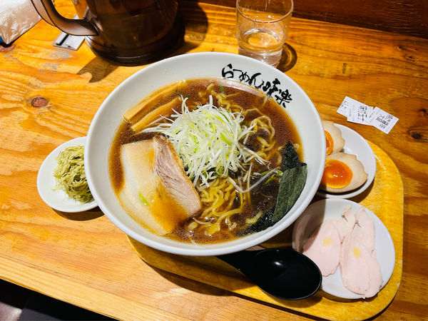 「焼き醤油ラーメン大盛り+とろろ昆布+チャーシュー+味玉」@利尻らーめん 味楽 新横浜ラーメン博物館店の写真