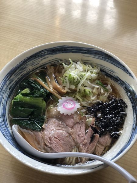 「煮干し中華そば大盛り　TPネギ増し小松菜増し」@かみの屋の写真