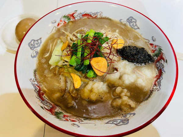 「ラーメン倶楽部限定の博多もつ八ラーメンと味玉」@八ちゃんラーメン ラーメン博物館店の写真