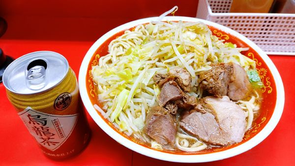 「麺増し大・カタカタ・烏龍茶（ヤサイカラメ）￥８５０」@ラーメン二郎 上野毛店の写真