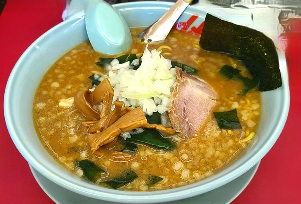 「プレミアム正油豚骨+大盛」@山岡家 結城店の写真