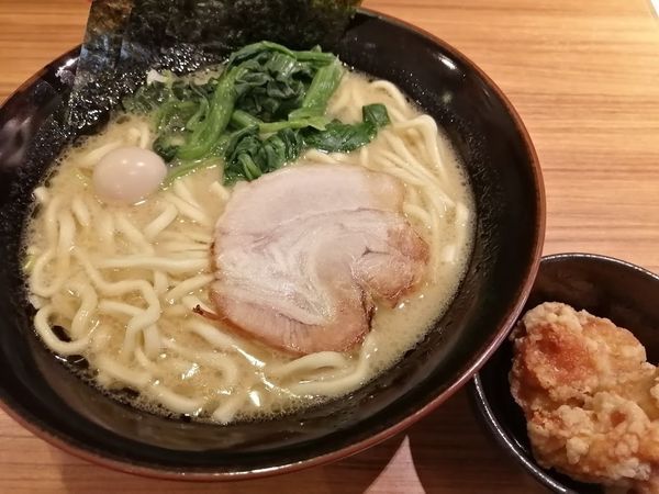 「ラーメン(固め)(サービス唐揚げ２個付)(790)」@横浜家系ラーメン 壱角家 京急川崎店の写真