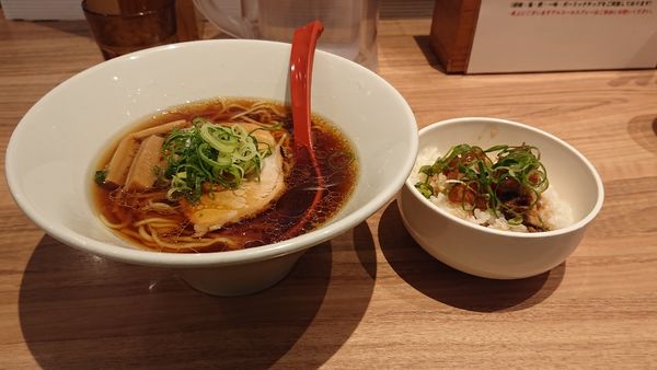 「淡麗醤油ラーメン ソーキ丼」@ソラノイロ NIPPONの写真