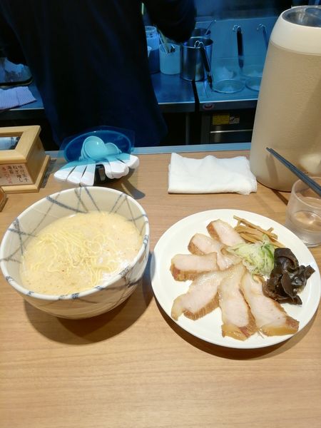 「とろ肉塩ラーメン」@風来居 新宿店の写真