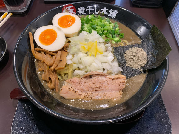 「鬼煮干しラーメン+味玉+唐揚げ(3ヶ) ￥890+￥0+￥240」@極煮干し本舗 荒川沖店の写真