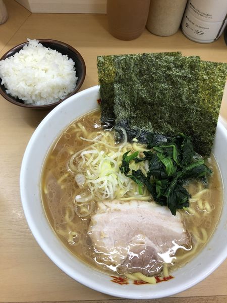 「ラーメン中盛り　半ライス」@横浜ラーメン 町田家 新宿南口店の写真
