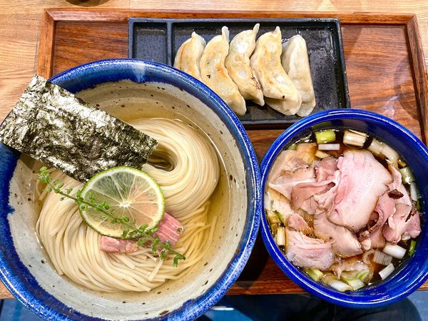 「昆布水のつけめんチャーシューちょい増し 醤油 味玉 ＋餃子」@YOKOKURA STOREHOUSEの写真