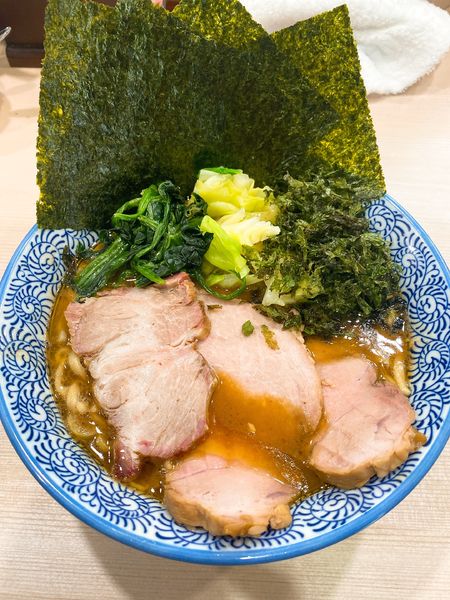 「【限定】宮元家流 家系ラーメン 全部入り」@煮干しつけ麺 宮元の写真