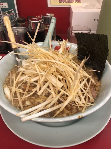 「プレミアム豚骨醤油ラーメン　ネギ追加多め濃いめ」@山岡家 狭山店の写真