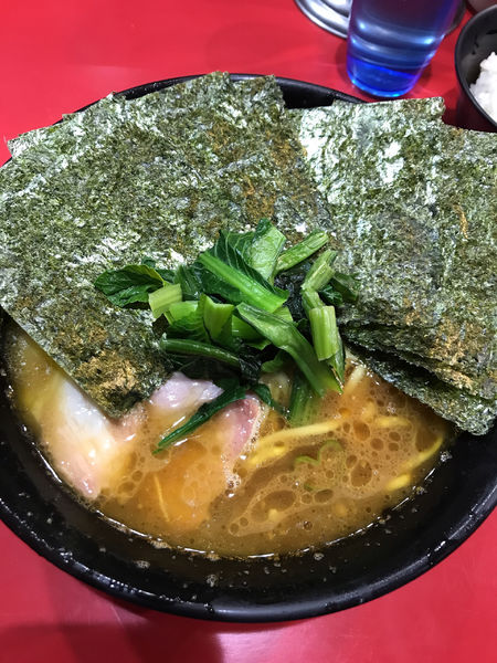「中盛ラーメン＋海苔＋ライス」@家系総本山 ラーメン吉村家の写真