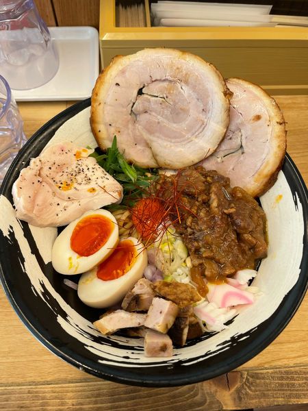 「カレーまぜそば　スジ肉煮込み肉玉　味玉とチャーシュートッピング」@麺や 修の写真