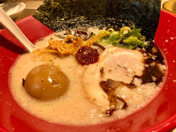 「赤丸全部のせ」@一風堂 ekie広島店の写真