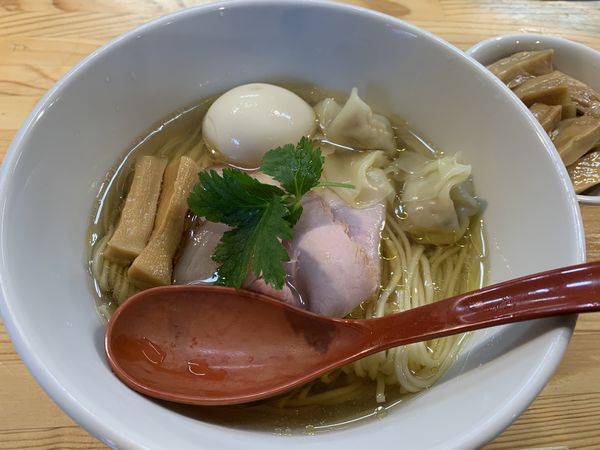 「特級中華そば(白)+めんま」@自家製麺 くろ松の写真