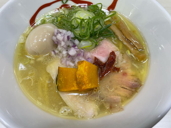 「コク塩(850円)燻製味玉(120円)」@麺や 魁星の写真