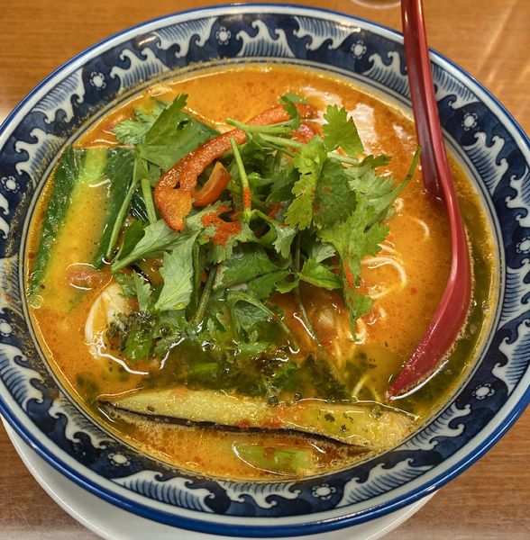 「【限定】ぷりぷり海老のスパイシーレッドカレートマト麺９５０円」@太陽のトマト麺 京急川崎支店の写真