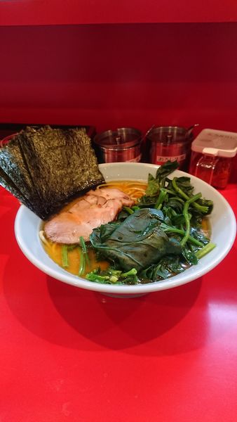 「ラーメン　麺固め　濃いめ　油多め ＋レン草」@横浜家系ラーメン 黄金家の写真