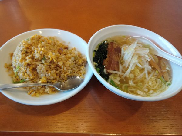 「ラーメンセット（塩ラーメン、チャーハン）　８２５円」@台湾料理 福味味の写真