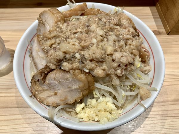 「ラーメン小＋豚盛＋野菜マシ＋あぶらマシマシ」@眞久中の写真