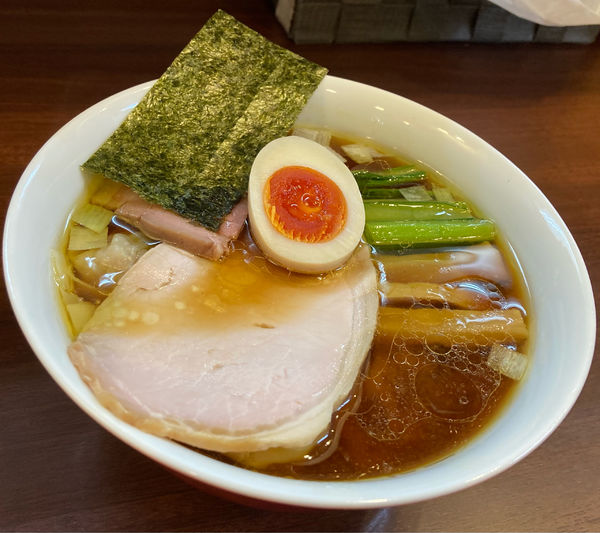 「醤油らーめん＋ワンタン」@とものもとの写真