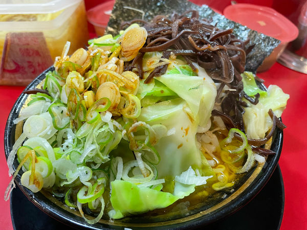 「野菜ラーメン＋きくらげ＋薬味ねぎ」@家系ラーメン とらきち家の写真