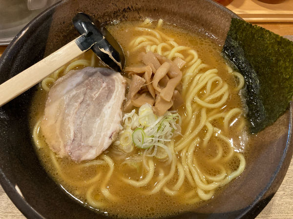 「醤油らーめん　大盛り860円」@つけ麺屋 やすべえ 新宿店の写真
