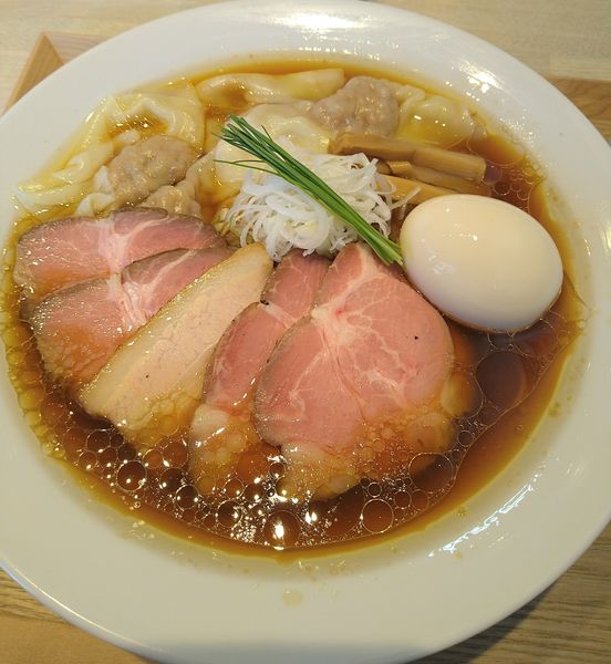 「特製中華蕎麦（大盛り）+ワンタン」@宍道湖しじみ中華蕎麦 琥珀 東京本店の写真