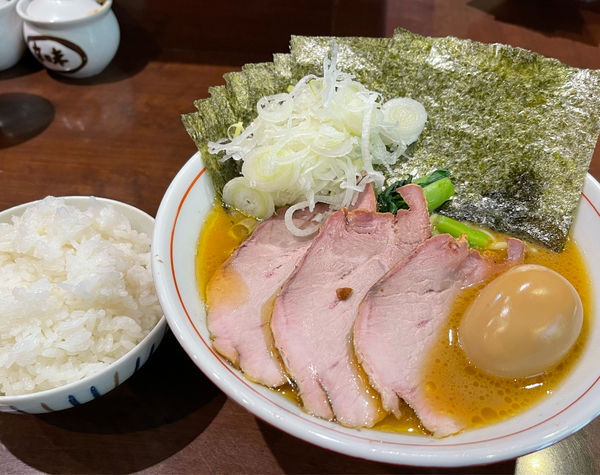 「特製らーめん(もも肉)、ネギ、のり、ライス」@らーめん飛粋の写真