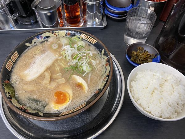 「とんこつ煮玉子ラーメン　半ライス」@風来軒 延岡店の写真