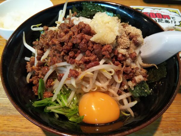 「まぜ二郎（並盛）追い飯付　※にんにく増し　※㋗で５００円」@らーめん道 黒こくやの写真