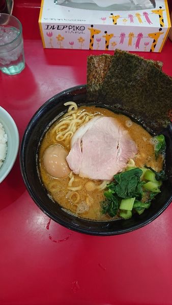 「ラーメン750円・ライス・味玉・麺固め・油多め」@杉田家 千葉祐光店の写真