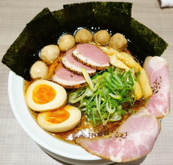 「(得)特製豪華盛り 御殿場地鶏 極上醤油らぁ麺」@東京ラーメンショーセレクション 極み麺「真卓朗商店」の写真