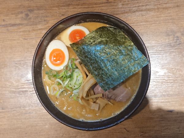 「味噌らーめん＋玉子」@北海道らーめん 楓 横浜西口店の写真
