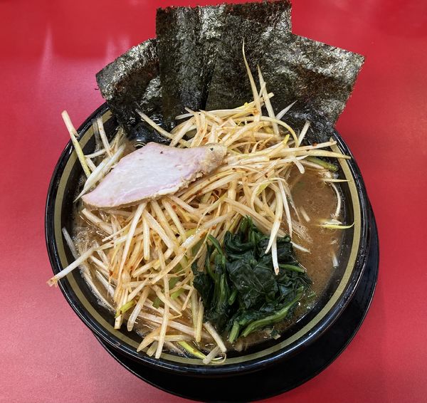 「ネギラーメン（赤・辛味噌）＋豚バラ」@IEKEI_TOKYO 王道家直系の写真
