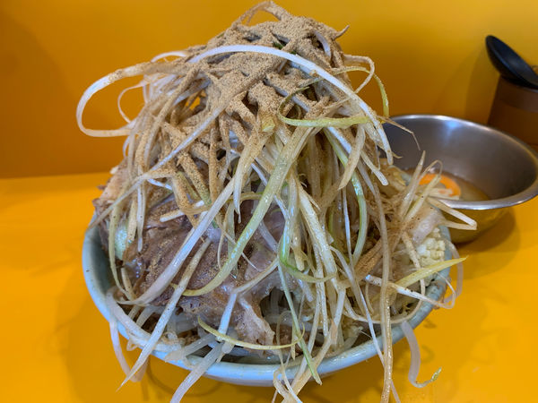 「小豚　生姜葱和風BB玉ねぎ卵ニンニクヤサイマシマシアブラ」@ラーメン二郎 八王子野猿街道店2の写真