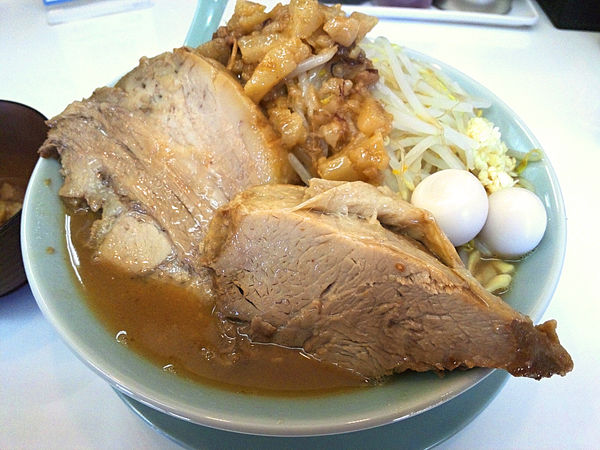 「ラーメン（豚2枚・うずら2個）ニンニク少なめアブラマシ」@麺屋 顎で喰らえの写真