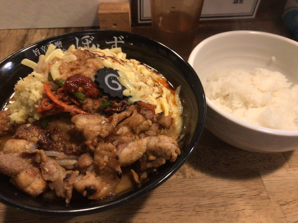 「らーめん 小(全部、アケオメ)+炙りチーズ 950円」@旨辛味噌らーめん ぼんずの写真