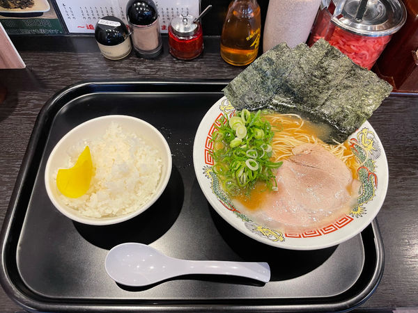 「ラーメン、海苔、ごはん」@博多ラーメン専門店 幸ちゃんラーメン 西月隈店の写真