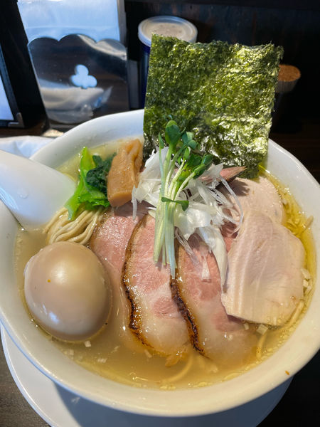 「塩そば（半熟煮卵・チャーシュートッピング）」@麺や 豊の写真